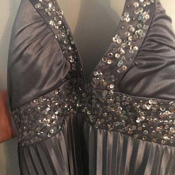 Gray pleat halter dress. - Picture 2 of 3